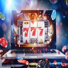 Pengguna membaca ketentuan bonus mingguan